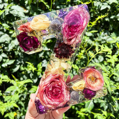 Floral 26 Letters Night Lights Decorative Resin Lamp with Initial Letter & Dry Flower Creative Table Light Night Lamp Glowing